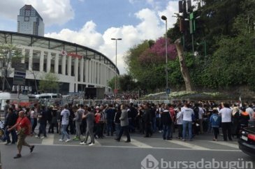 Meşaleler yandı, Beşiktaş taraftarı çıldırdı!