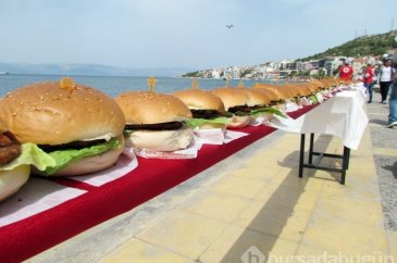 Dünyanın en uzun hamburgeri yapıldı
