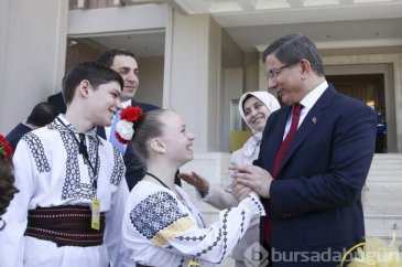 Davutoğlu, çocuklarla bir araya geldi