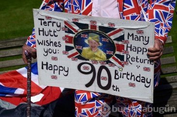 İngiltere Kraliçesi Elizabeth 90 yaşına girdi
