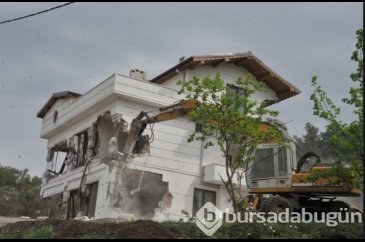 Kaçak lüks villa böyle yıkıldı