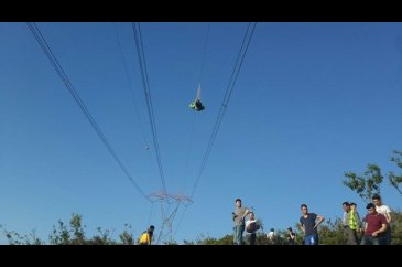Yüksek gerilim tellerinde asılı kalan paraşütçü