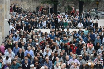 Bursa Ulu Cami'ye cuma namazında vatandaşlar akın etti
