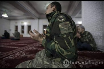 Asker ve polisler Yüksekova'da namaz kıldı