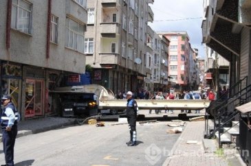 İstanbul'da TIR dehşeti ! 5 katlı binaya girdi