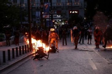 Yunanistan karıştı, sokaklar savaş alanına döndü!
