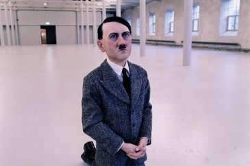 Diz çöken Hitler heykeline servet