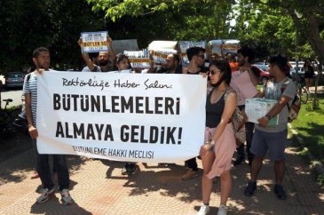 Üniversitede Darth Vader ve Jon Snow'lu eylem