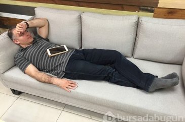 İş yerinde uyuyakalan CEO sosyal medyanın diline düştü
