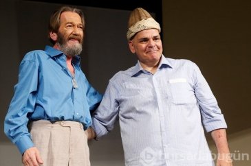 Ferhan Şensoy kavuğunu, Rasim Öztekin'e devretti