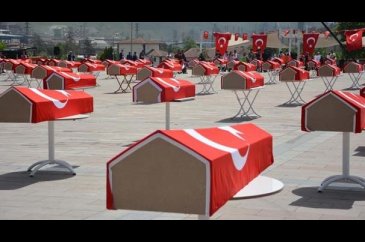 Kent meydanında 150 şehit tabutu şoke etti