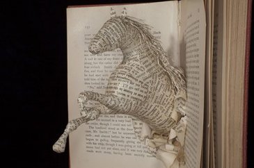 Eski kitaplar sanat eserine dönüştü