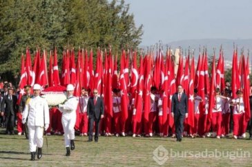 Anıtkabir'in ilk ziyaretçisi gençler oldu