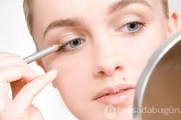 Kusursuz eyeliner sürmenin hileleri
