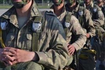 Komandoların nefes kesen tatbikatı