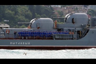 Boğazda dikkat çeken görüntü: Rus savaş gemisi böyle geçti