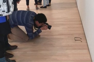 Müzede yere konulan gözlüğü sanat sandılar

