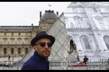 Fransız sanatçı Paris'in simgesini yok etti
