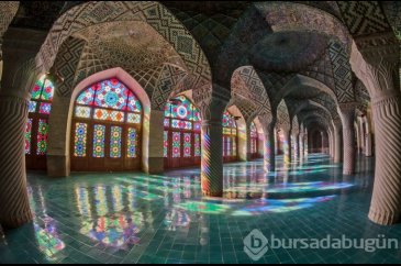 Renklerin büyülü dünyasını sunan cami