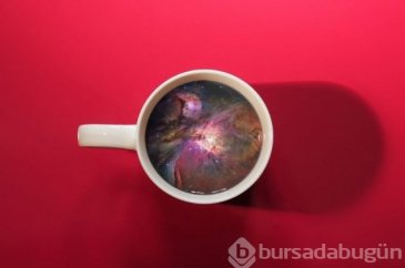 Kahve fincanlarının içindeki muhteşem dalga ve galaksiler
