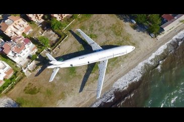 Kuşadası sahilinde görenleri şaşkına çeviren uçak
