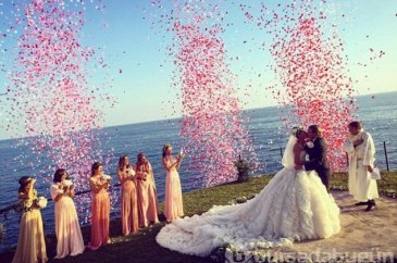 Bu da ihtişam tutkunlarının düğünü:Gelin 3  ayrı tasarım kıyafet giydi