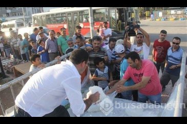 İftar öncesi kapış kapış gitti... Poşeti 1 TL