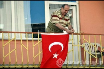 Sosyal medya fenomeni haline gelen 'Balkona bayrak asan dayı' konuş...