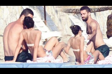Milli yıldız Arda Turan sevgilisiyle tatilde!