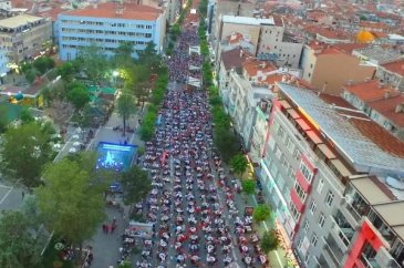 Türkiye'nin en büyük iftar sofrası Uşak'ta kuruldu