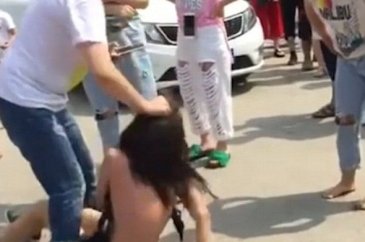Kocasının metresine meydan dayağı attı. Etraftakiler bakakaldı