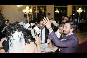 Aşiret düğününde gelin ve damada tepsi tepsi dolar yağdırdılar