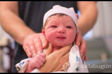 Kendi bebeğinin doğumunu fotoğraflayan kadın