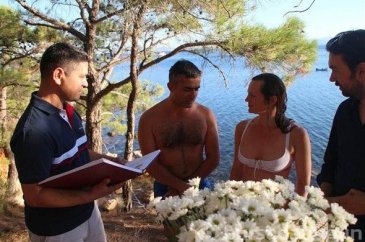 Denizden çıkıp, bikini ve şortla nikah kıydırdılar