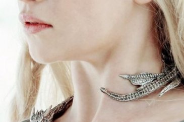 Daenerys Targaryen'ın 'Ejderha kolyesi'ne hücum ettiler