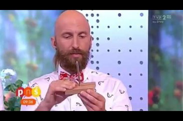 Canlı yayında inanılmaz kaza sunucuya m&acirc;l oldu!
