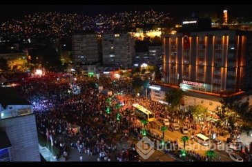 Bursa halkı 'darbe girişimi'ne karşı meydanlara indi!