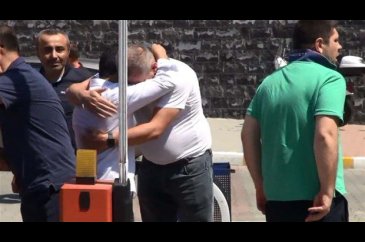 Adli tıp önünde beklediler