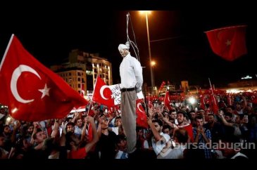 Taksim Meydanı'nda poster yaktılar!