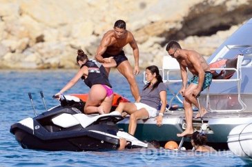 Ünlü futbolcu arkadaşlarıyla tatilde