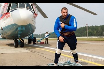 Dünyanın en büyük helikopterini çekerek rekor kırdı