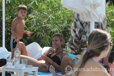 Oğullarıyla tatil keyfi yaptı