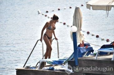 Asuman Krause fiziğiyle göz doldurdu