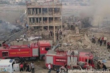 Cizre'de Emniyet Müdürlüğü'ne bombalı saldırı
