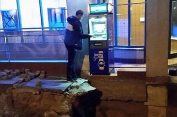 Tüm dünyadan birbirinden fantastik ATM'den para çekme enstantaneleri