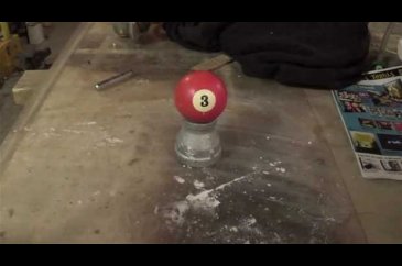 Bilardo topunun içinde ne var?