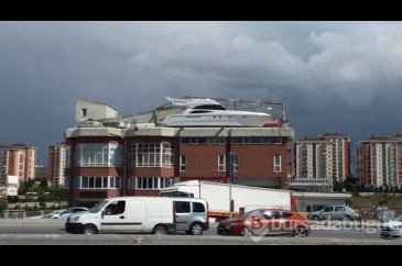 Başakşehir'de ilginç görüntü! İş yerinin balkonuna yaptı