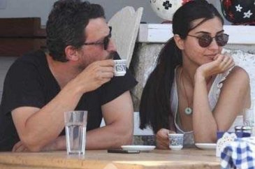 Tuba Büyüküstün alyansını çıkardı