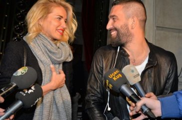 Burcu Esmersoy o saati Arda Turan'a iade etti