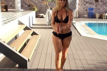 Hülya Avşar'dan cesur pozlar